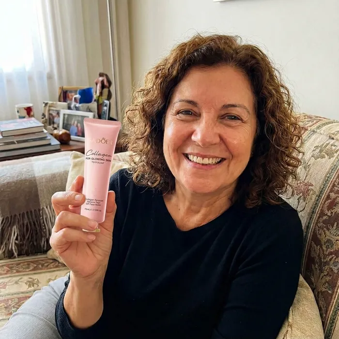 Mujer con la mascarilla peel off de colágeno SADOER