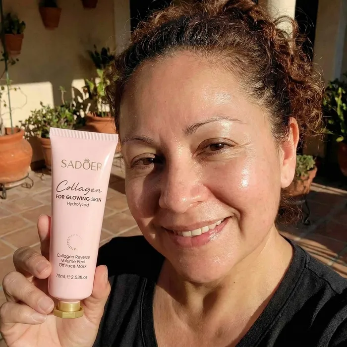 Mujer con la mascarilla peel off de colágeno SADOER