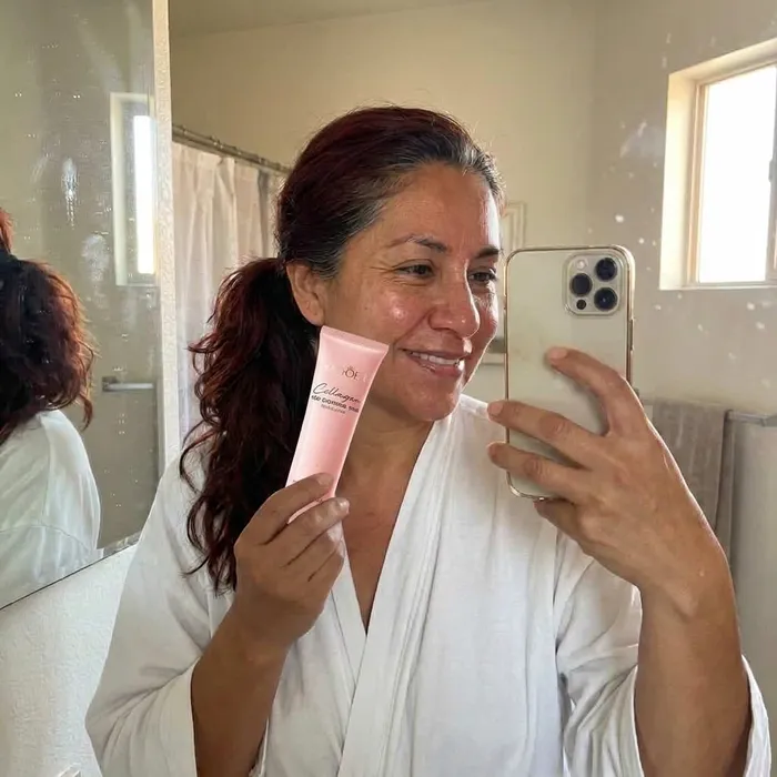 Mujer con la mascarilla peel off de colágeno SADOER